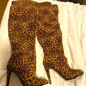 Leopard heeled boots